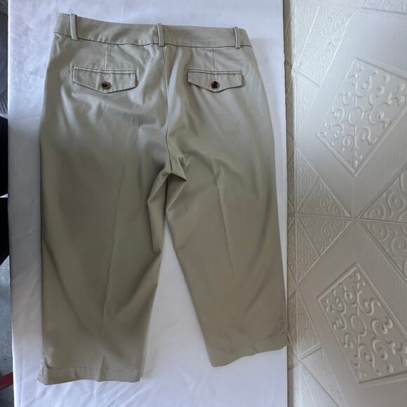 Dockers women's Size 8 34x20 capri Khaki cream beige  stretch - Picture 10 of 14
